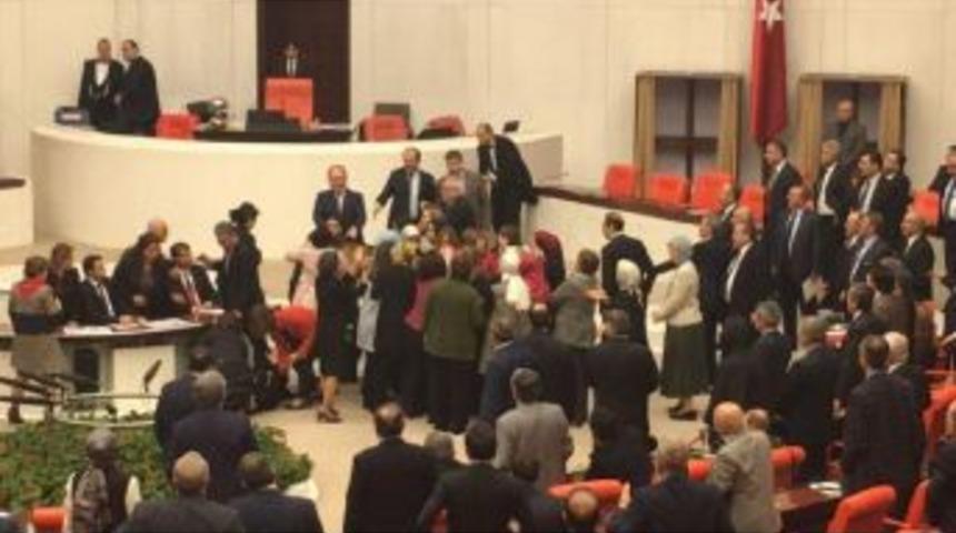 Bağımsız Milletvekili Aylin Nazlıaka Kendisini K&uuml;rs&uuml;ye Kelep&ccedil;eledi (2)