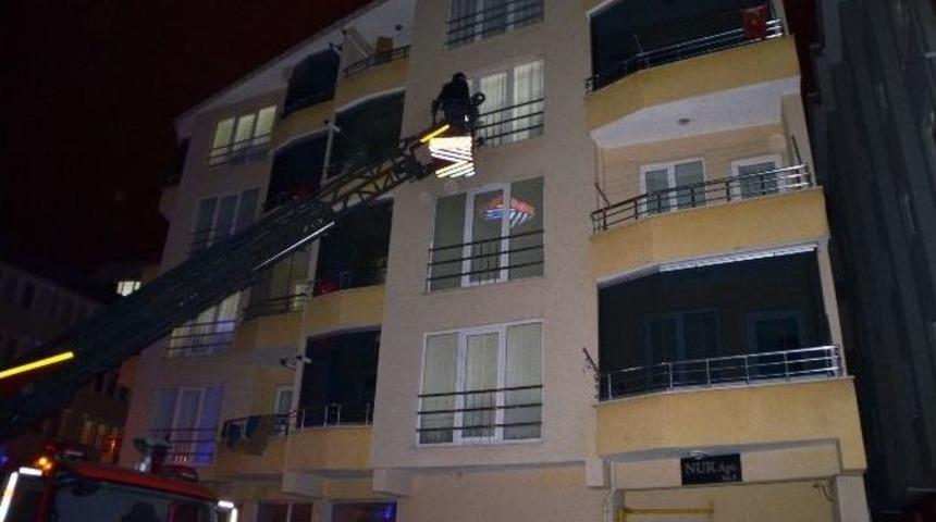 Evde Mahsur Kalan Fel&ccedil;li Kadını İtfaiye Kurtardı