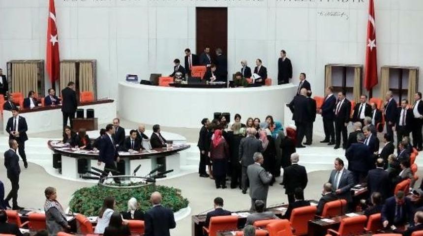 Bağımsız Milletvekili Aylin Nazlıaka Kendisini K&uuml;rs&uuml;ye Kelep&ccedil;eledi (3)