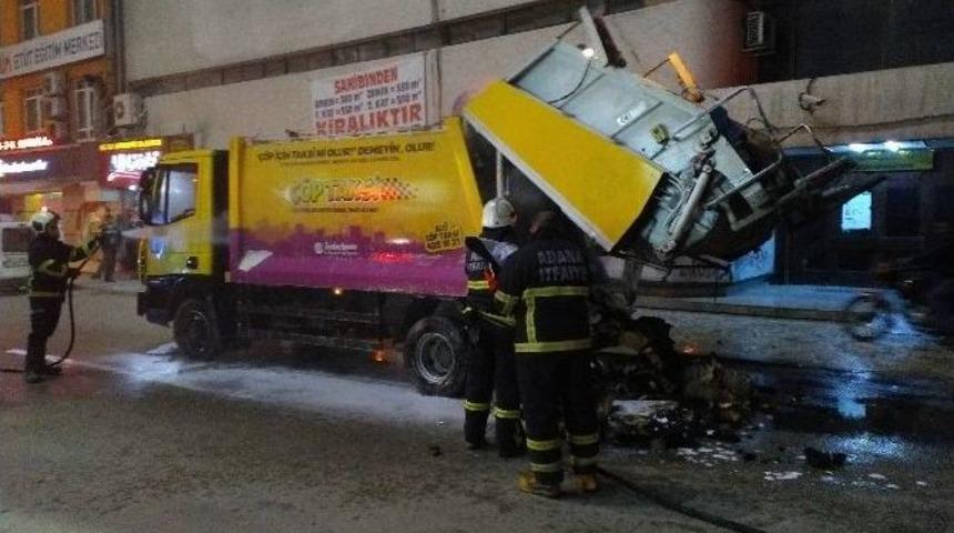 Adana&rsquo;da Seyir Halindeki &Ccedil;&ouml;p Kamyonu Yandı
