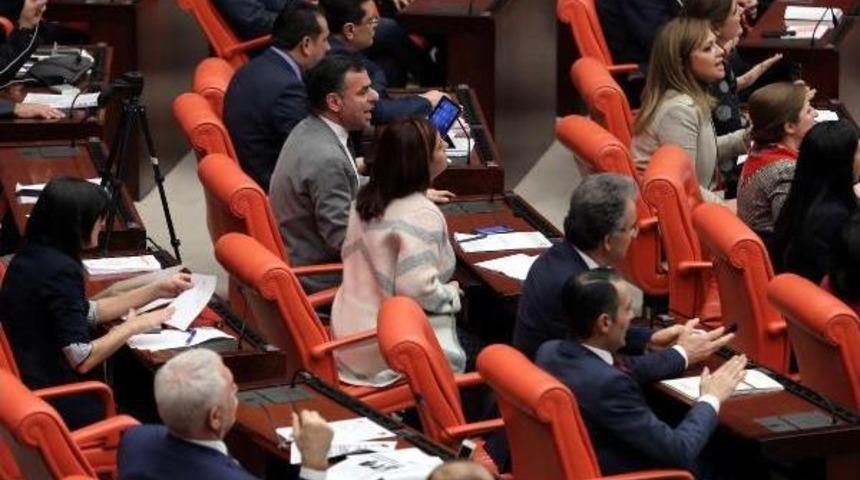 Bağımsız Milletvekili Aylin Nazlıaka Kendisini K&uuml;rs&uuml;ye Kelep&ccedil;eledi (6)