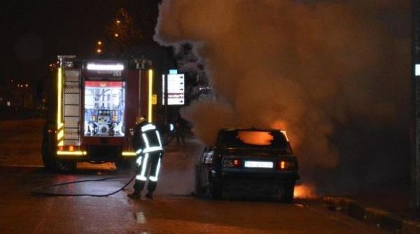 Kaza Yapan S&uuml;r&uuml;c&uuml; Sinirlenip Otomobilini Ateşe Verdi