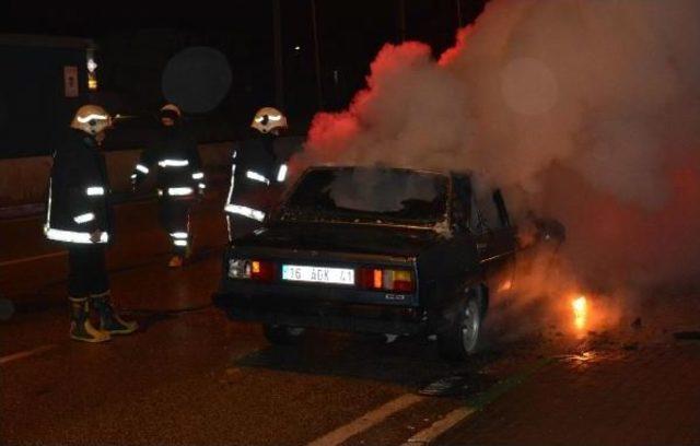 Kaza Yapan Sürücü Sinirlenip Otomobilini Ateşe Verdi