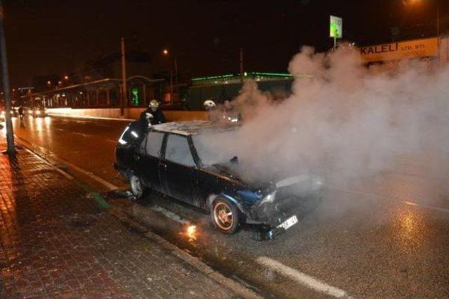 Kaza Yapan Sürücü Sinirlenip Otomobilini Ateşe Verdi