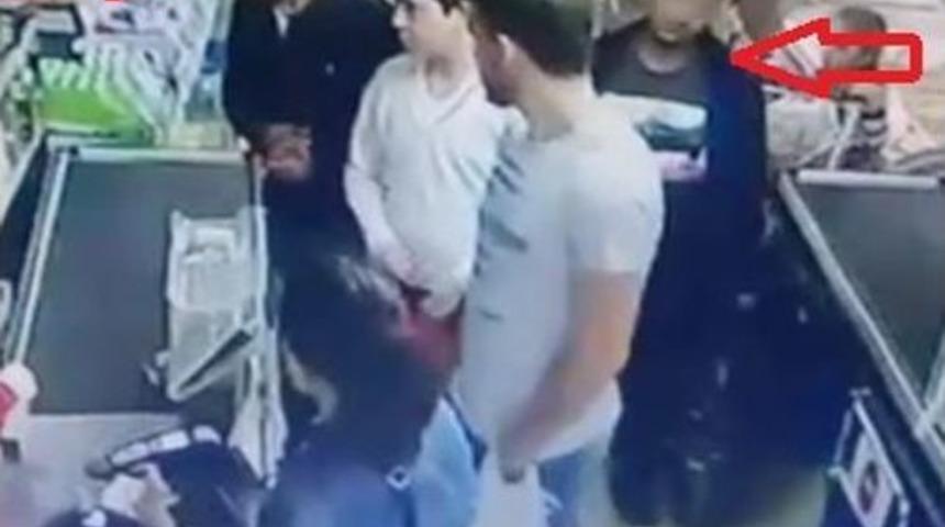 (&ouml;zel Haber) M&uuml;şteri Gibi Geldikleri Marketten Paket Paket &Ccedil;ay &Ccedil;aldılar