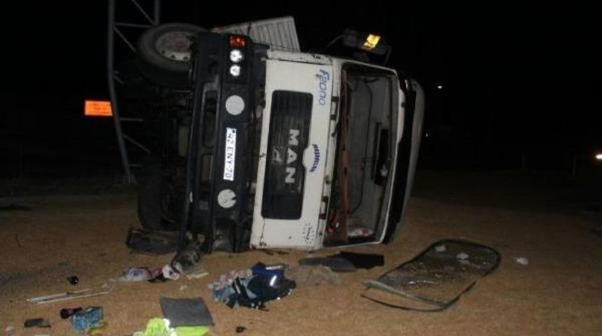 Adilcevaz&rsquo;Da Buğday Y&uuml;kl&uuml; Tır Devrildi