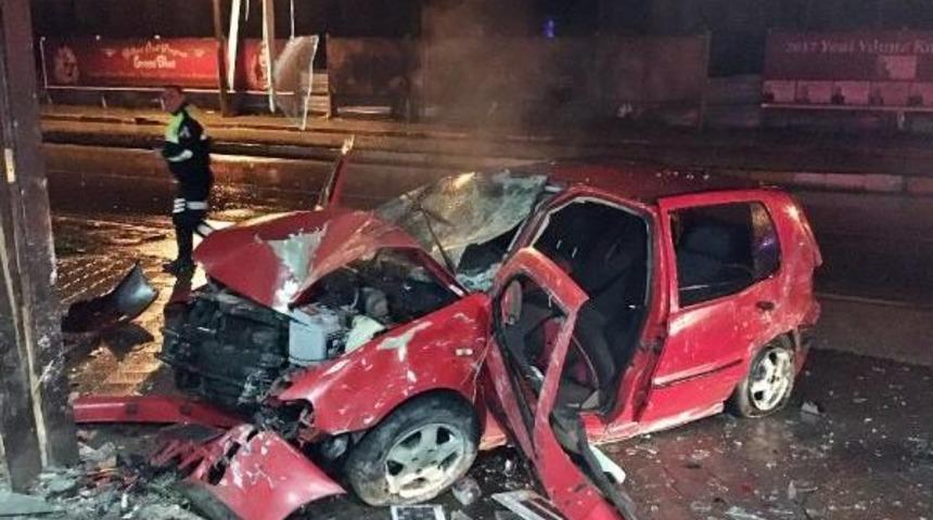 Otomobil Işyerine Girdi: 3 Yaralı