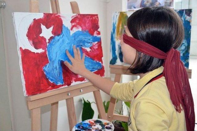 (&ouml;zel Haber) G&ouml;rme Engelli &Ouml;ğrenciler 15 Temmuz&rsquo;un Resmini Yaptı 1