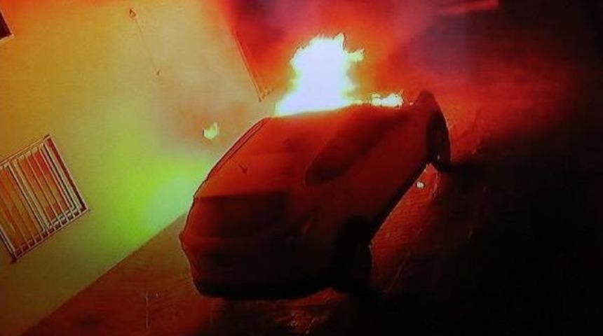 Otomobilin Kundaklanması G&uuml;venlik Kamerasında