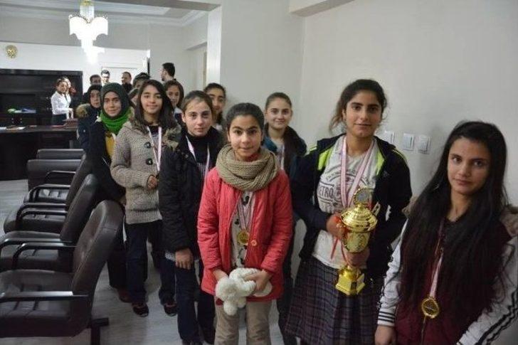 Şampiyon Kızlardan Kaymakam Alibeyoğlu’na Ziyaret