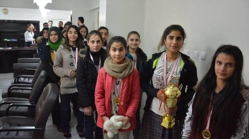 Şampiyon Kızlardan Kaymakam Alibeyoğlu&rsquo;na Ziyaret