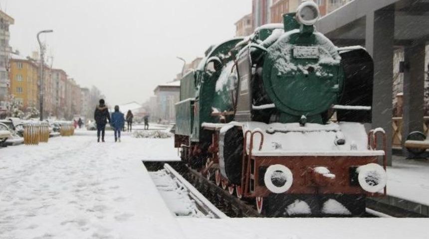 Eskişehir Yeni G&uuml;ne Karla Uyandı