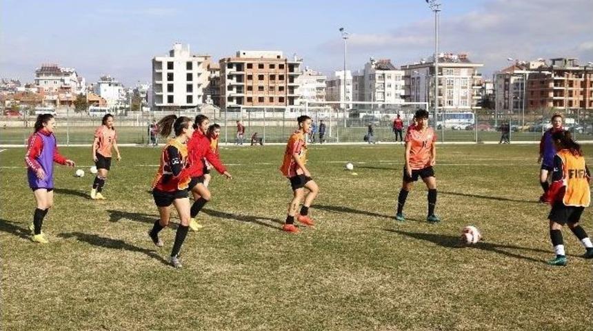 1207 Antalya D&ouml;şemealtı Kadın Futbol Takımı Ereğli Yolcusu