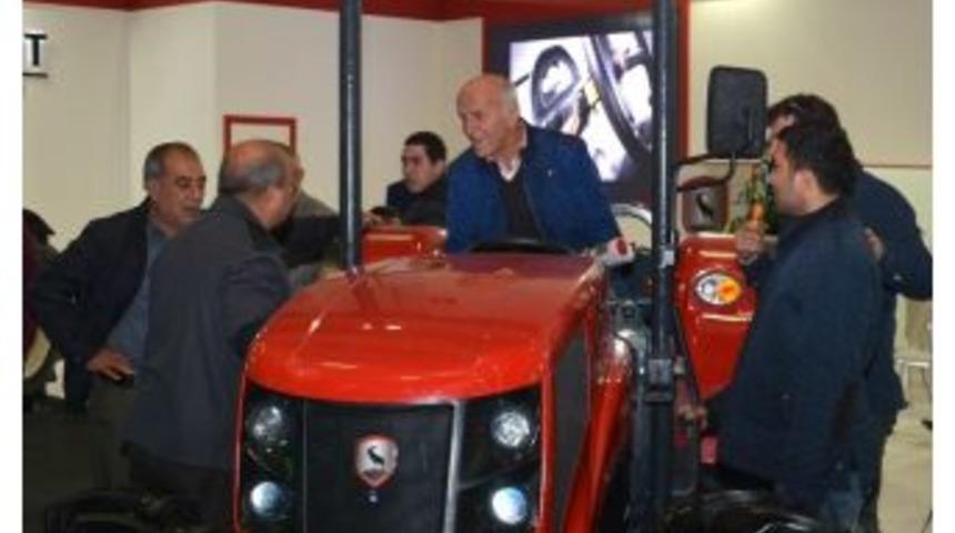 Tarım Fuarında &Ccedil;ift&ccedil;iler En Yeni Trakt&ouml;r Modellerini İnceledi