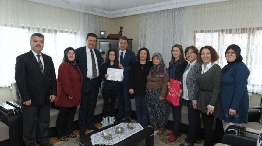 Evde Eğitim G&ouml;ren &Ouml;ğrencilerin Karne Sevinci