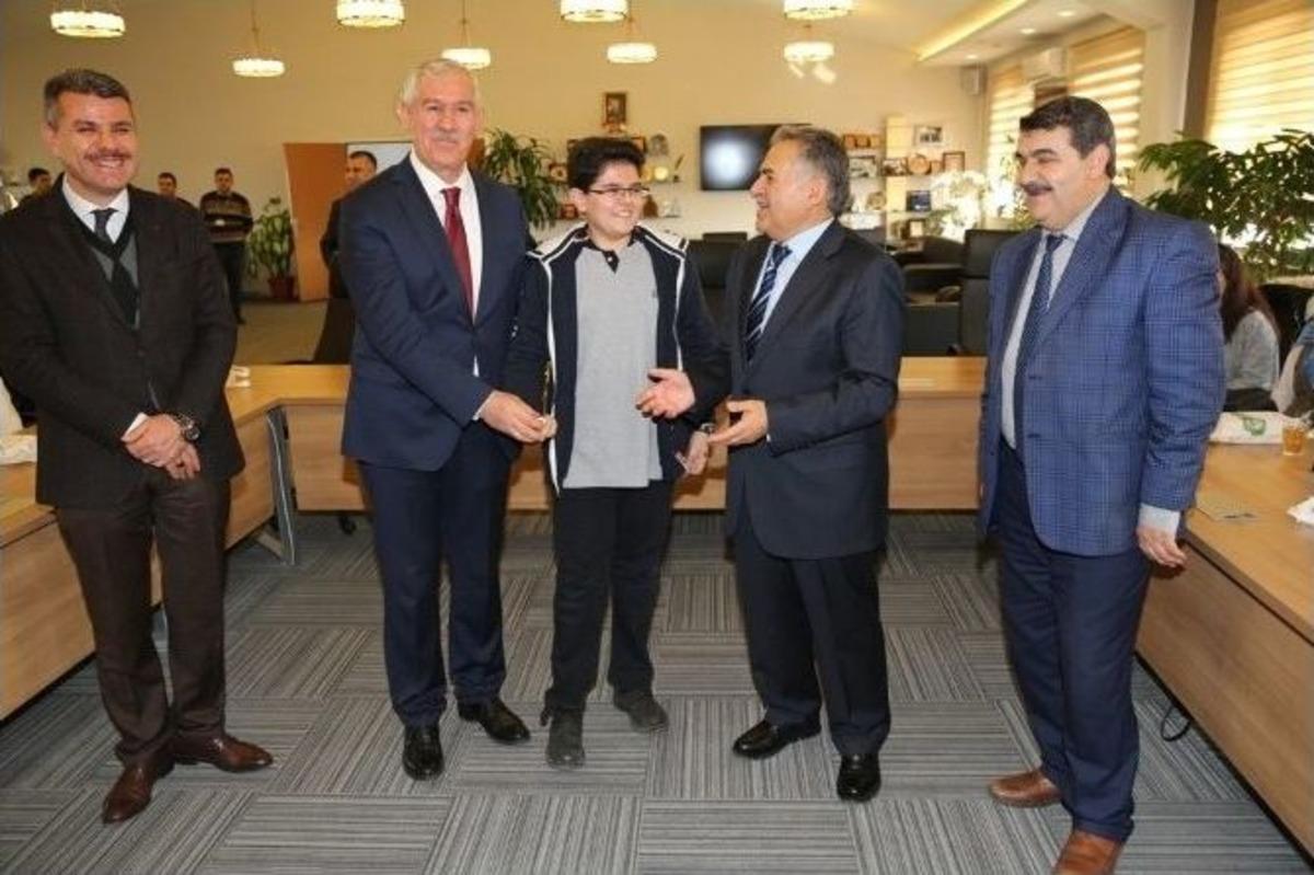 Melikgazi Belediyesi Teog&rsquo;da Başarılı Olan &Ouml;ğrencileri &Ouml;d&uuml;llendirdi