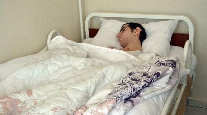 (özel Haber) Trafik Kazasının Yatağa Mahkum Ettiği Gencin Ailesi Yetkililerden Yardım Bekliyor