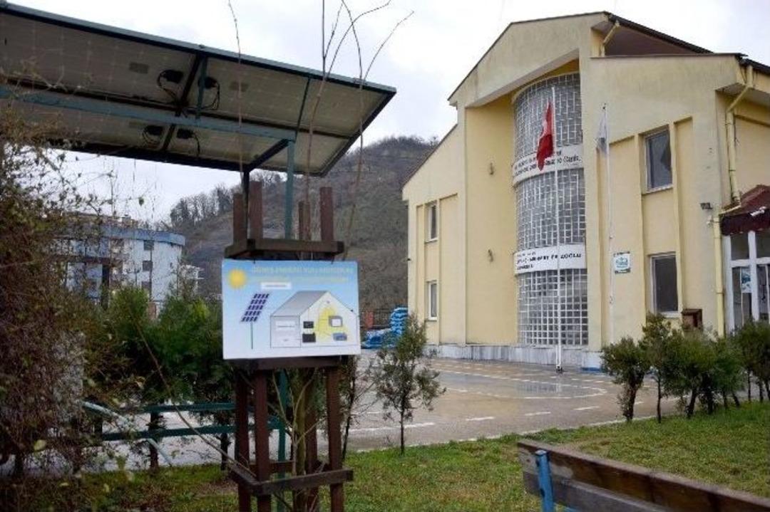 Bu Okulda Elektrikler G&uuml;neş Enerjisinden &Uuml;retiliyor