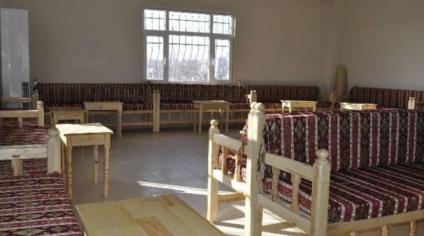 Bağlar Belediyesi Mahalle Evlerini Sedirlerle Donattı