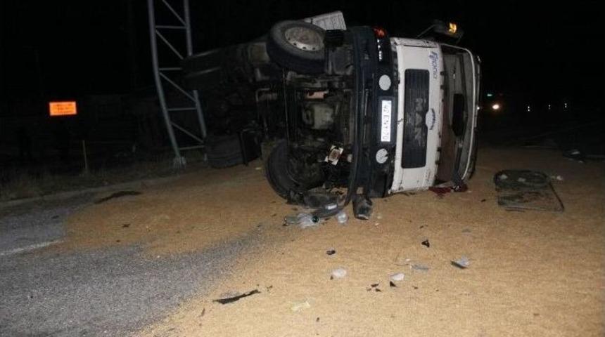 Adilcevaz&rsquo;da Buğday Y&uuml;kl&uuml; Tır Devrildi