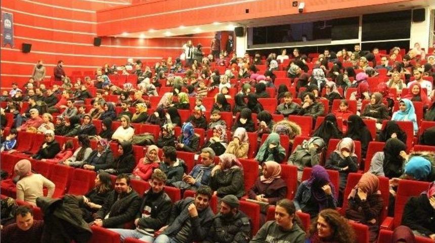 Gebze&rsquo;de "ziyafet Sofrası" Tiyatro Oyununa B&uuml;y&uuml;k İlgi