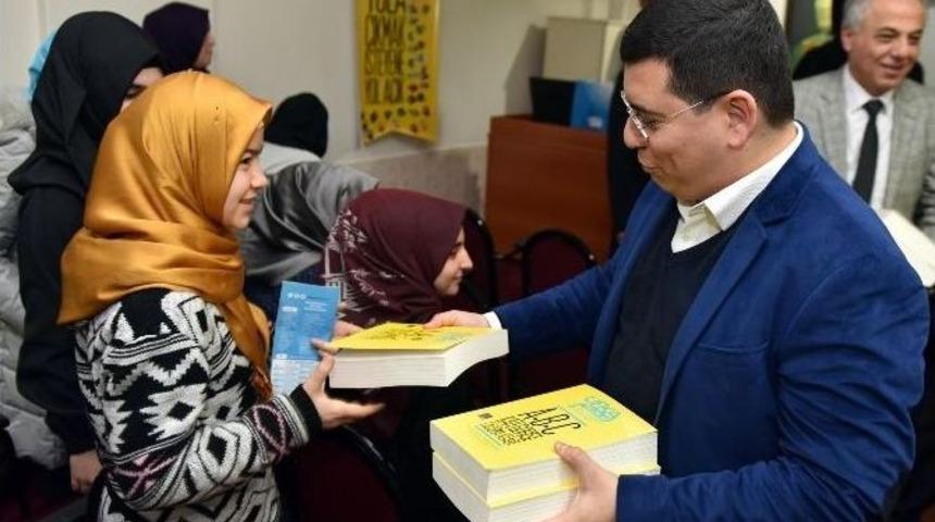 T&uuml;t&uuml;nc&uuml;&rsquo;den &Ouml;ğrencilere Kitap Desteği