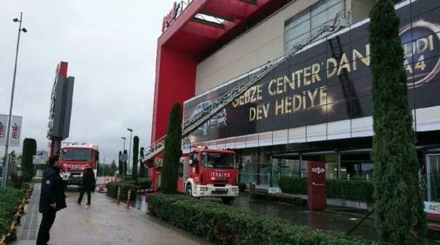 Gebze'de Alışveriş Merkezinde &Ccedil;ıkan Yangın Korkuttu