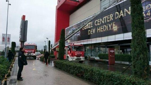 Gebze'de Alışveriş Merkezinde Çıkan Yangın Korkuttu