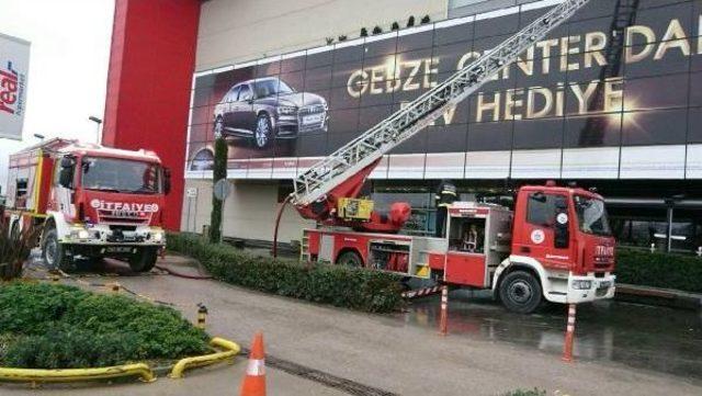 Gebze'de Alışveriş Merkezinde Çıkan Yangın Korkuttu