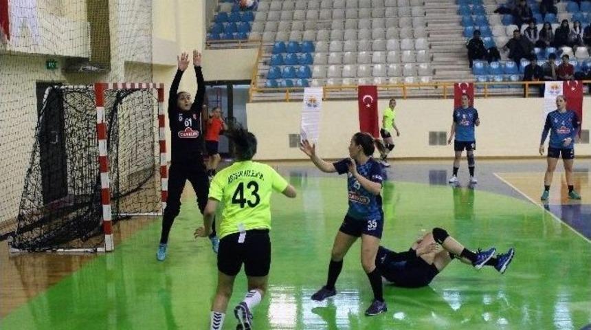 Adanalı Bayan Hentbolcular &Ccedil;eyrek Finalde