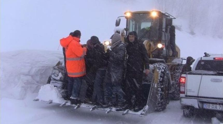 Artvin&rsquo;de Karda Mahsur Kalan &Ouml;ğretmenleri Karayolları Ekipleri Kurtardı