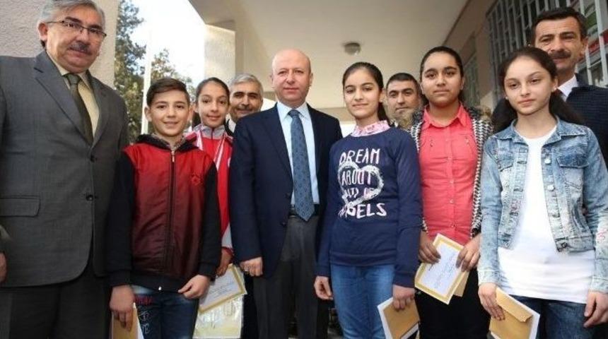 Başkan &Ccedil;olakbayrakdar, &Ouml;ğrencilerin Karne Sevincine Ortak Oldu