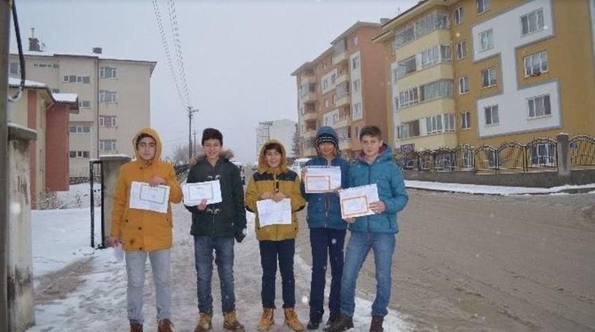 S&ouml;ğ&uuml;t&rsquo;te &Ouml;ğrencilerin Karne Sevinci