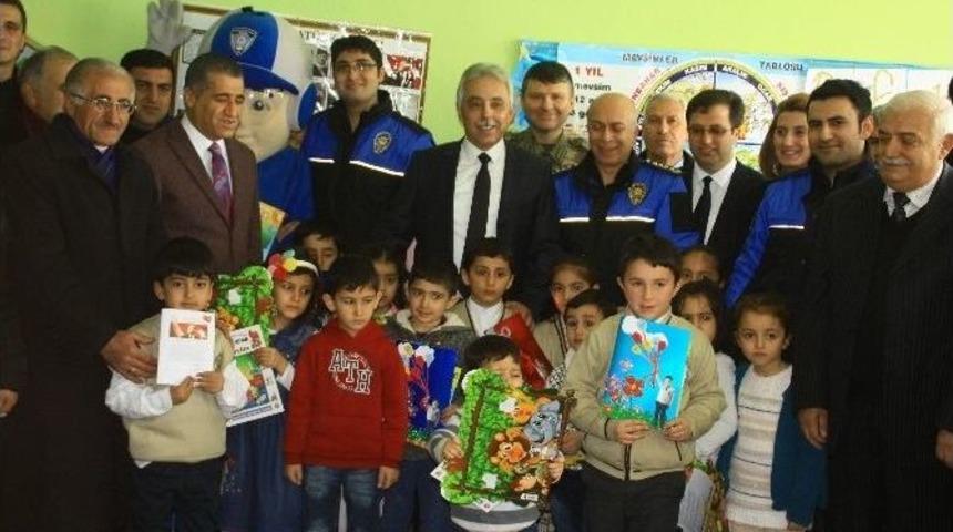 Hakkari&rsquo;de T&uuml;rk&uuml;ler Eşliğinde Karne Dağıtımı