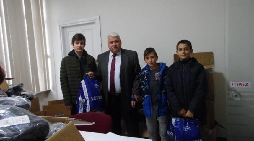 &Ccedil;ardak&rsquo;ta 350 &Ouml;ğrenciye Karne Hediyesi Kışlık Elbise Verildi