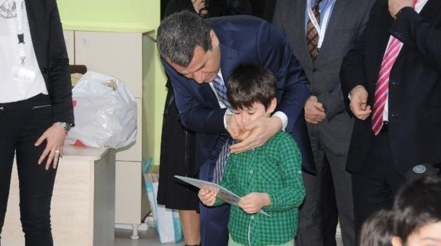 Vali &Ccedil;elik &Ouml;ğrencilere Karne Dağıttı