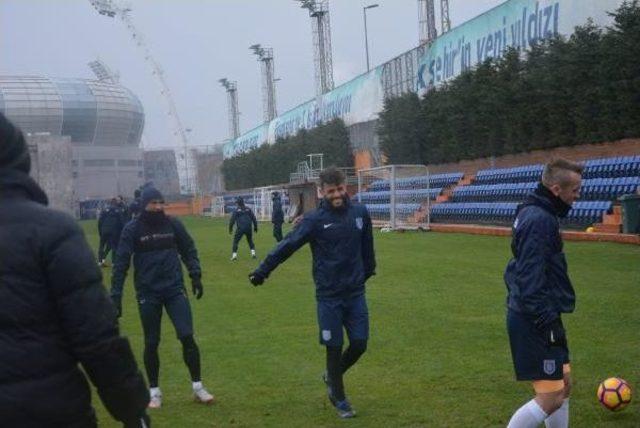 Medipol Başakşehir, Fenerbahçe Maçına Bileniyor
