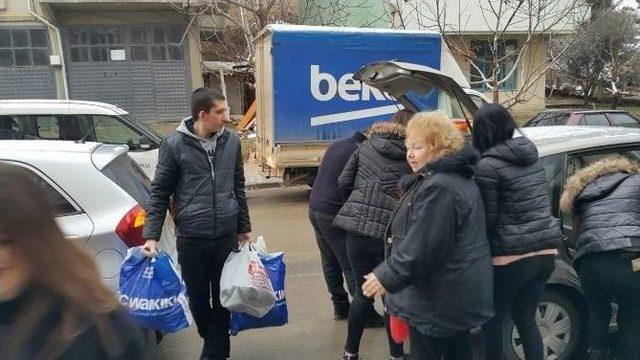 Öğrencilerden İhtiyaç Sahiplerine Kıyafet Desteği