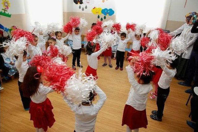 Şehitkamilli Minik Öğrencilerin İlk Karne Heyecanı