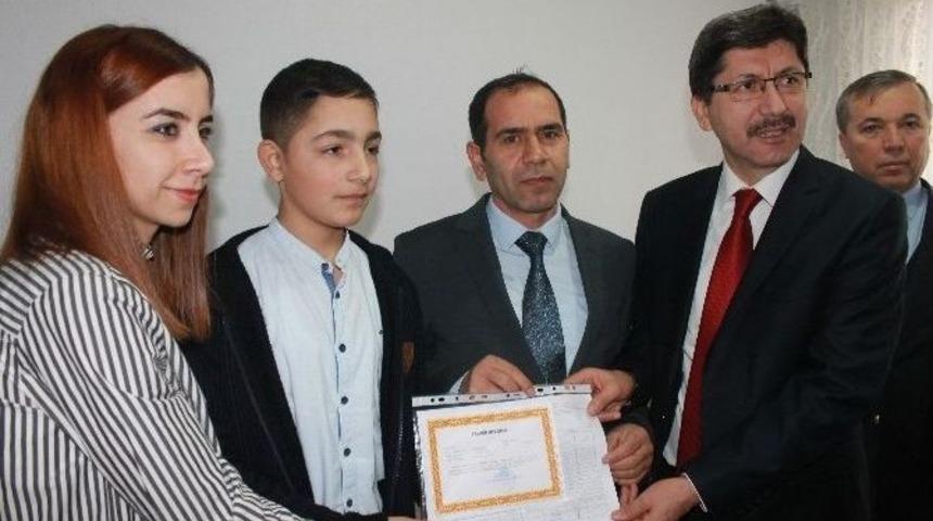 Evde Aldığı Eğitim İle Takdir Belgesi Aldı