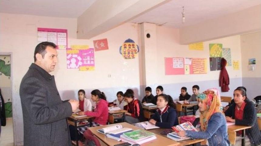 &Uuml;niversite &Ouml;ğrencilerinden Karne Hediyesi