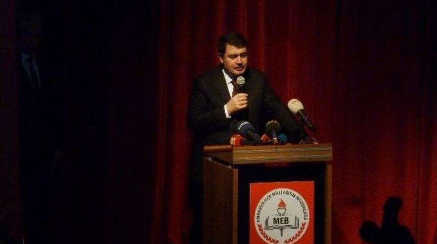 İstanbul Valisi Vasip Şahin &Ouml;ğrencilere Karne Dağıttı