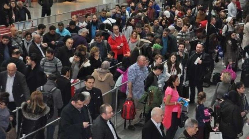 Atat&uuml;rk Havalimanı'nda Yarı Yıl Tatili Coşkusu