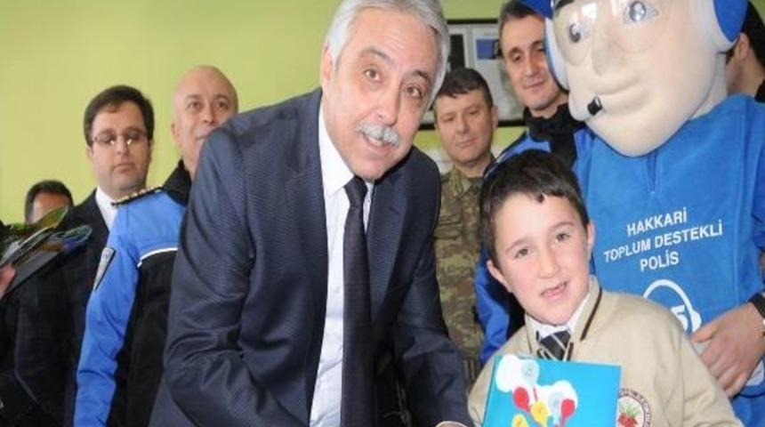 Hakkari'de &Ouml;ğrencilerin Karne Sevinci