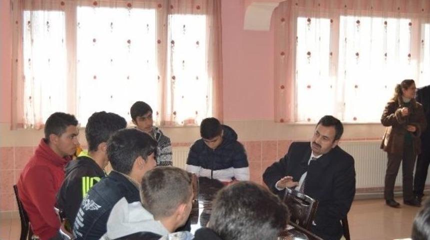 Milli Eğitimden &Ouml;ğrencilere Kitap Ve Kıyafet Desteği