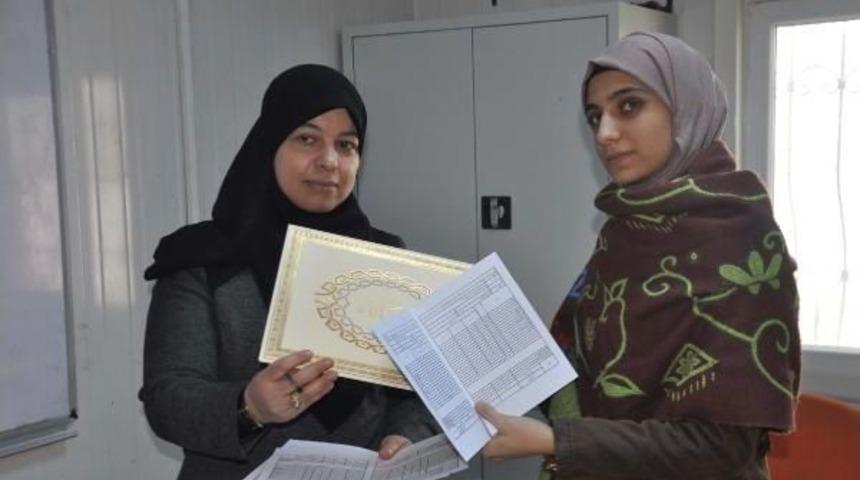 Suriyeli &Ouml;ğrencilerin Karne Sevinci