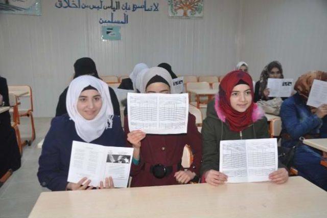 Suriyeli &Ouml;ğrencilerin Karne Sevinci 1