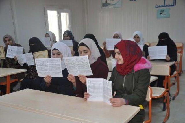 Suriyeli &Ouml;ğrencilerin Karne Sevinci 2