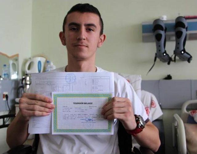 Liseli Ahmet, Karne Sevincini Hastanede Yaşadı