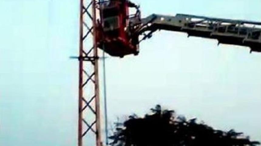 Tezgahına El Konulan Seyyar Satıcı Elektrik Direğine &Ccedil;ıktı
